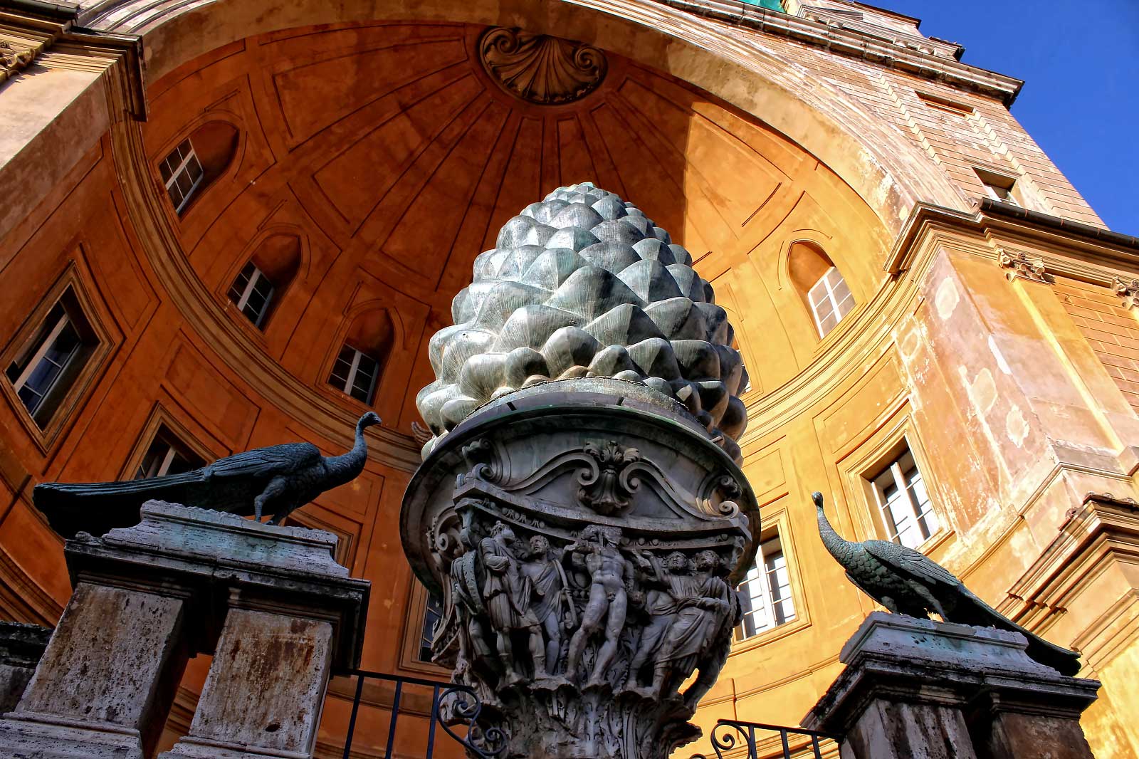 Visitez la Cour de Pigne, une oasis au sein des Musées du Vatican où vous pourrez trouver cette sculpture symbolique datant de l’Antiquité qui lui a donné son nom.