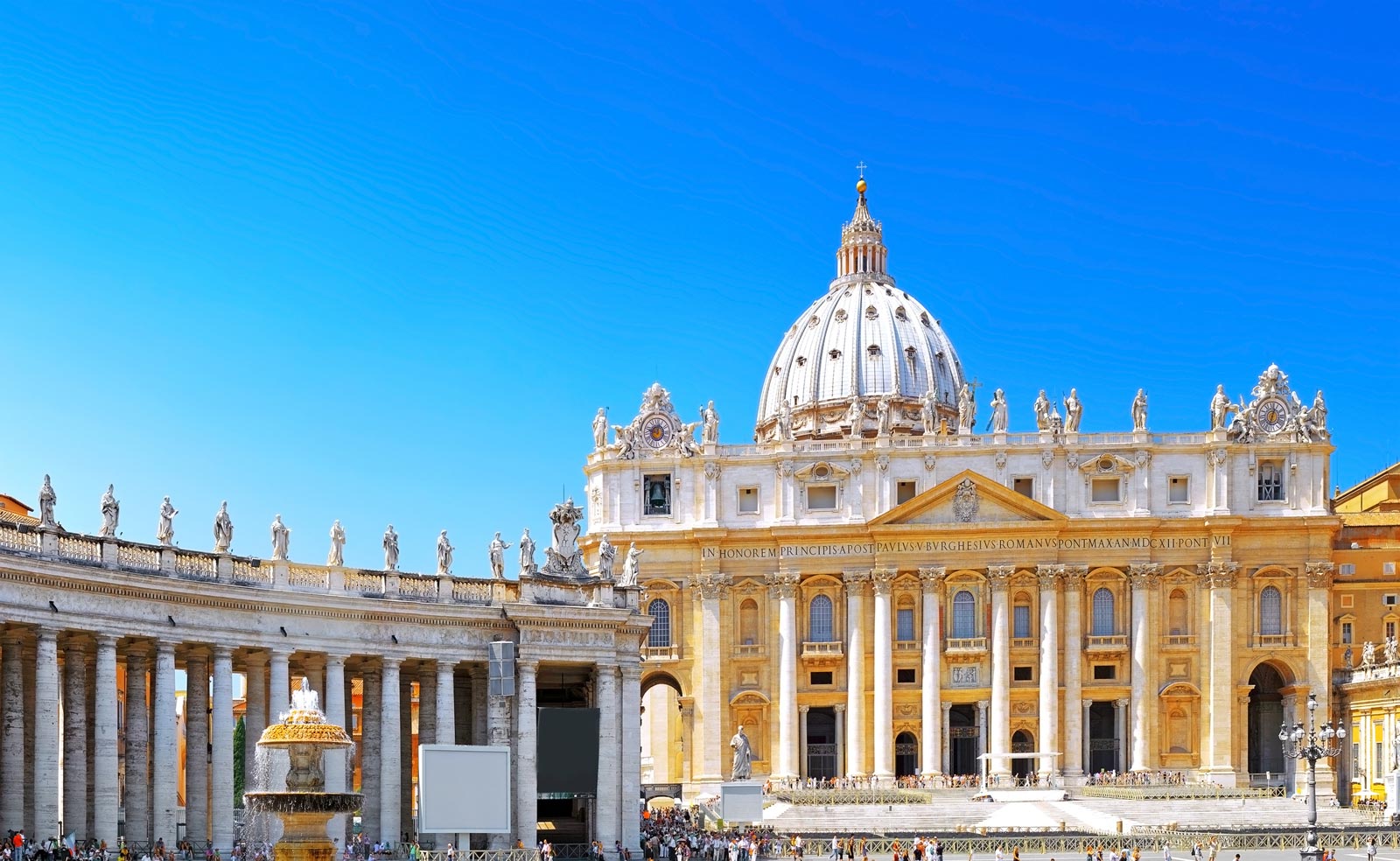 梵蒂冈城是最重要的宗教和文化遗址之一，每年吸引数百万游客，是罗马的必去之地。 