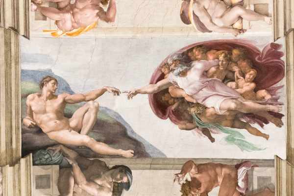 Besuchen Sie nach Ihrer Führung durch die Vatikanischen Museen die wunderbare Sixtinische Kapelle. Sie haben gerade genug Zeit, um die unglaublichen Fresken der Renaissancemeister zu bestaunen, darunter Das Jüngste Gericht und Die Erschaffung Adams von Michelangelo an der Decke der Sixtinischen Kapelle.