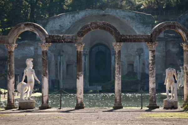 Dieser bezaubernde Tagesausflug von Rom beginnt mit einer 40-minütigen Busfahrt zur Hadriansvilla. Die Größe des Anwesens von Kaiser Hadrian ist ein Anblick, der Sie sicherlich beeindrucken wird. Der Kaiser wählte seinen Wohnsitz außerhalb der Stadt an einem Ort, an dem es viel Wasser gab, um das sogenannte Canopus zu bauen, eine der am besten erhaltenen Stätten dieses Komplexes. Die Statuen, die diesen Wasserpool umgeben, erzeugen erstaunliche Reflexe auf der wunderschön von üppigen grünen Gärten umgebenen Wasseroberfläche.