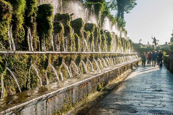 我们会远离富有魅力的公园 2 世纪遗址，前往 14 世纪，到达我们的第二个景点埃斯特别墅 — 意大利最美丽的文艺复兴别墅之一。这座金碧辉煌的宫殿中，别致园林中布满了大量喷泉，让人心旷神怡。Bernini 打造的宏伟的海神喷泉最为让人印象深刻，其水流达到 10 米高。更不要说中央喷泉和椭圆形喷泉定会让你惊叹不已。