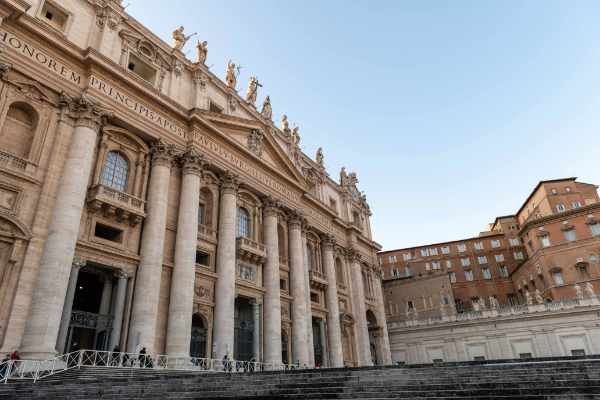 您将有机会获得梵蒂冈城圣彼得教堂的教皇听证会的罕见的、非常抢手的教皇观众门票，以及您自己的专家导游。 