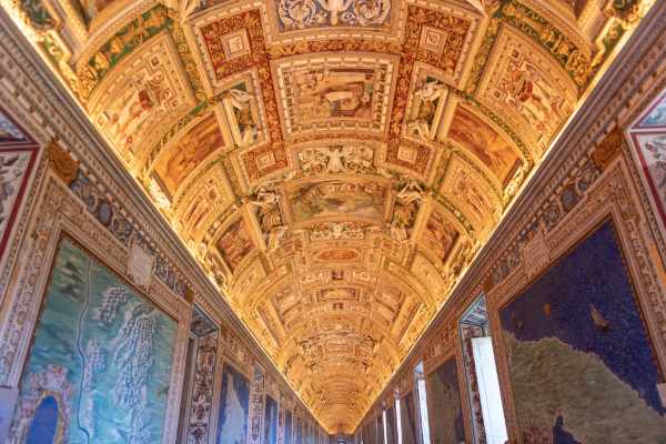 然后经过皮尼亚庭院，前往上面的画廊，欣赏挂毯画廊和地图画廊。地图画廊长 75 米，绘制于 1580 至 1585 年间，因绘制在墙上的 40 副地图而得名，展现了罗马教皇格列高利十三世时期的每个意大利地区和教皇财产。