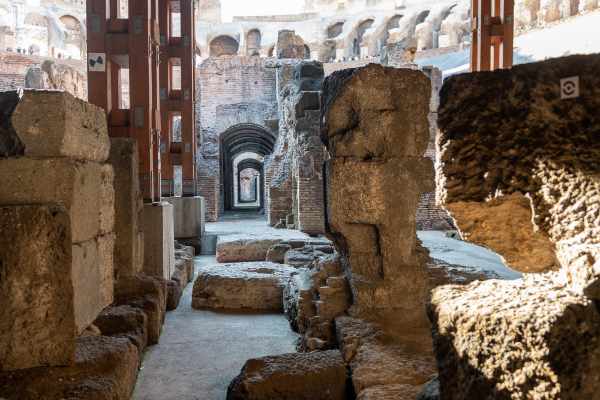 Diese komplette Tour durch das Kolosseum führt Sie durch die Überreste des <b>Hypogäums des Kolosseums</b>: unterirdische Kerker und geheime Falltüren.
