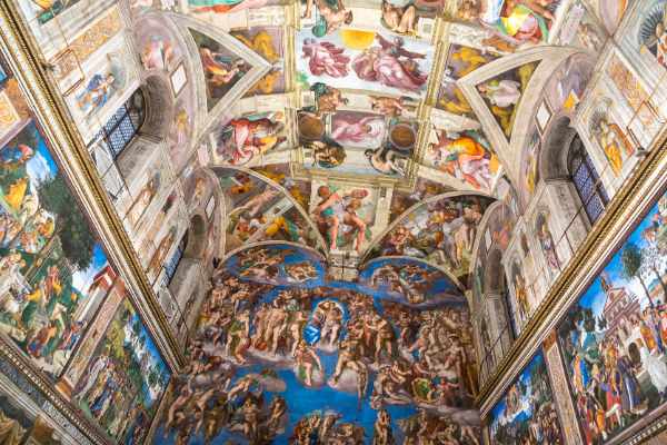 惊叹于米开朗基罗的杰作——西斯廷教堂天花板，其中包含了一些有史以来最著名的壁画——《最后的审判》和《亚当的创造》。 