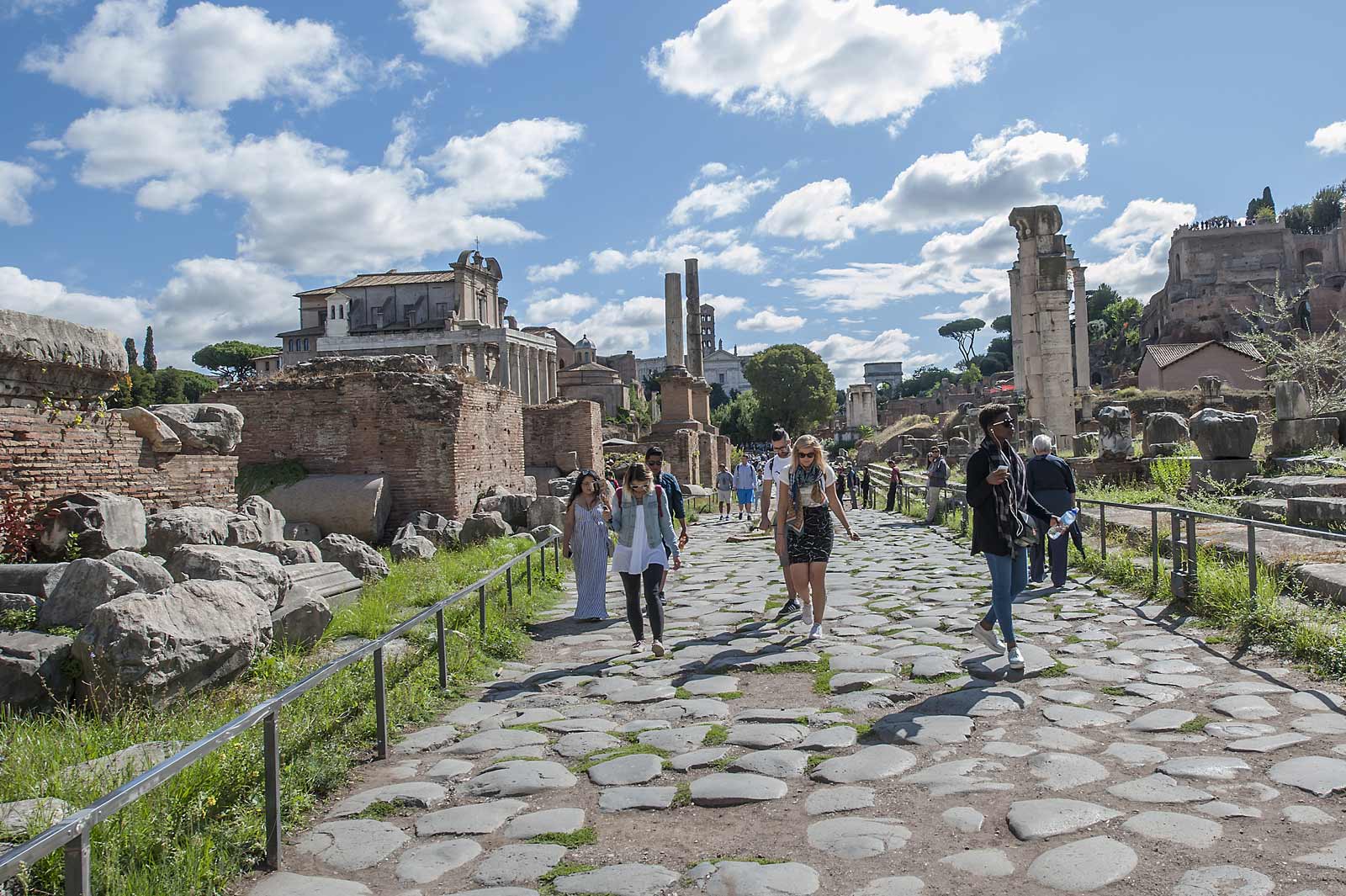 Discover Ancient Rome: Colosseum Tour, Roman Forum and Palatine Hill.
