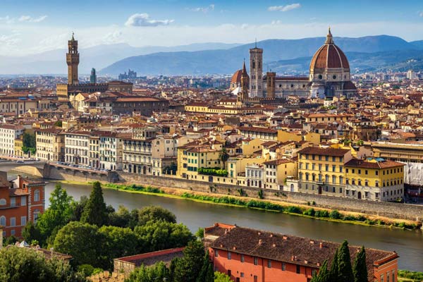 Passeggiando per le affascinanti strade di Firenze, la vostra prima tappa sarà Ponte Vecchio. Questo 