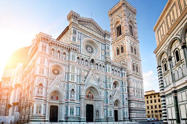 Construite sur le site d’une ancienne église datant du VIIème siècle, la Cathédrale de Florence est la quatrième plus grande du monde.  Avec ses panneaux de marbre uniques et multicolores (vert, rose et blanc) la Cattedrale di Santa Maria del Fiore est l'une des églises les plus reconnaissables d'Italie et le lieux le plus visitée de Florence.