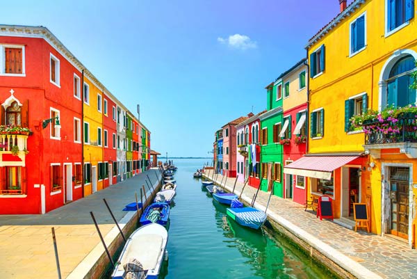 Ziehen Sie an der Insel Sant ’Elena vorbei zum Strandresort Lido von Venedig, bevor Sie zu den Juwelen Murano, Burano und Torcello weiterfahren.