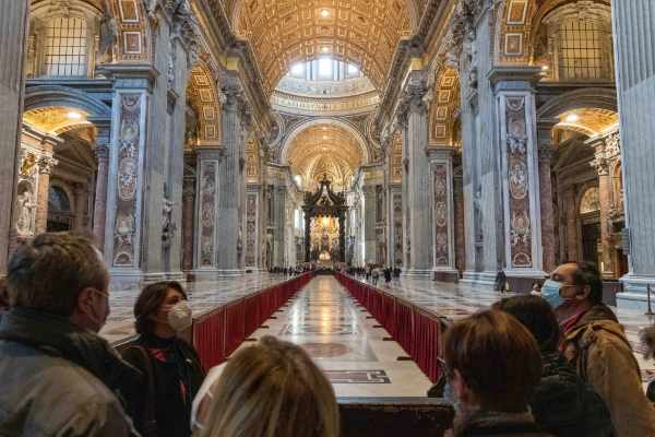 Dann besuchen Sie den Petersdom, eine der bedeutendsten Kirchen des Christentums und die größte Kirche der Welt. Der Petersdom ist sowohl innen als auch außen majestätisch, mit Säulen und Statuen von Bernini an der Außenfassade sowie einem weiteren Bernini-Meisterwerk im Inneren.